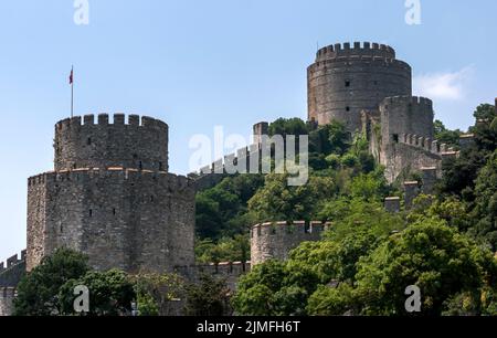 Die Ruinen der Rumeli Hisari (Festung), die 1452 erbaut wurde und sich an der Bosporus-Straße in Istanbul in der Türkei befindet. Stockfoto