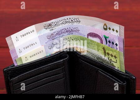 Syrisches Geld in der schwarzen Brieftasche Stockfoto