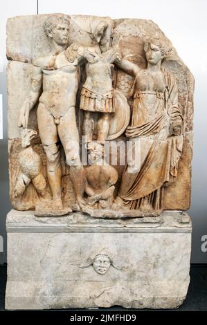 Eine alte Steinstatue im Aphrodisias Museum in der Türkei mit dem Titel Augustus und Sieg. Stockfoto