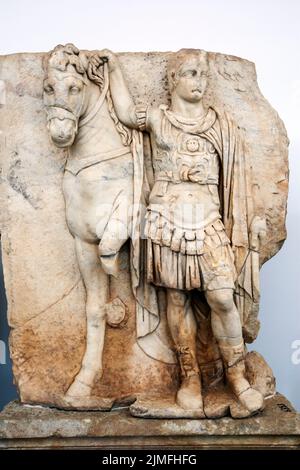 Eine alte Steinstatue im Aphrodisias Museum in der Türkei mit dem Titel Kaiserlicher Prinz als Dioskouros. Stockfoto