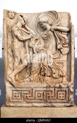 Eine alte Steinstatue im Aphrodisias Museum in der Türkei mit dem Titel Anchises und Aphrodite. Stockfoto