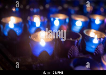 Abstrakt defokussierte religiöse Votivkerze Kirche Innenraum Hintergrund Stockfoto