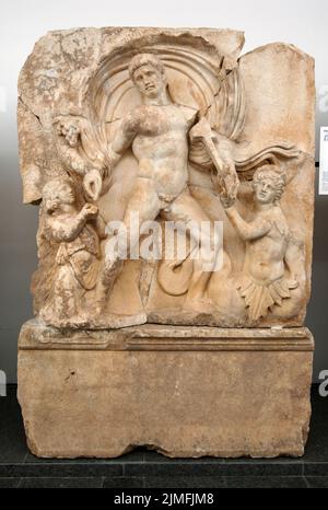 Eine alte Steinstatue im Aphrodisias Museum in der Türkei mit dem Titel Claudius, Master of Land and Sea. Stockfoto