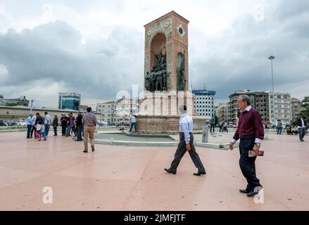 Menschen versammelten sich in der Nähe des Republikdenkmals auf dem Taksim-Platz in Istanbul in der Türkei. Es erinnert an die Gründung der Türkischen Republik im Jahr 1923. Stockfoto