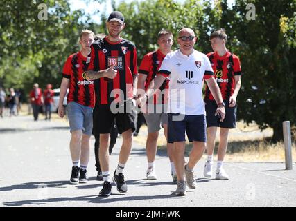 Bournemouth, England, 6.. August 2022. Die Fans kommen vor dem Spiel der Premier League im Vitality Stadium in Bournemouth ins Stadion. Bildnachweis sollte lauten: Paul Terry / Sportimage Stockfoto