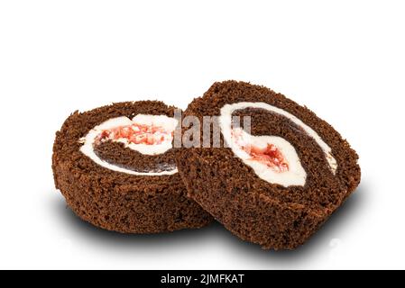 Geschnittener hausgemachter Mini Schwarzwald Schokolade Biskuitkuchen Rolle auf weißem Hintergrund. Stockfoto