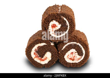 Stapel von hausgemachter Schokolade Mini Schwarzwald Cake Roll mit weißer Creme auf weißem Hintergrund gefüllt. Stockfoto