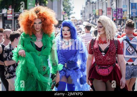 East Sussex, Großbritannien. 6.. August 2022. Brighton und Hove Pride 2022. Drei darstellende Drag Queens gehen durch das Stadtzentrum. Tausende nehmen an der jährlichen LGBT+-Feier von Hove Lawns zum Preston Park Teil. Kredit: Guy Corbishley/Alamy Live Nachrichten Stockfoto