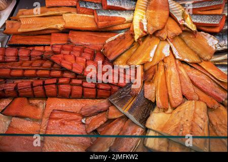 Verschiedene geräucherte Fischprodukte Stockfoto