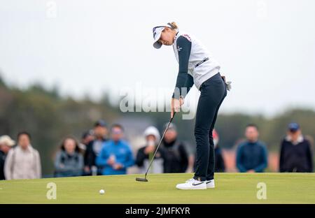 Nelly Korda aus den USA auf dem Green 5. am dritten Tag der AIG Women's Open im Muirfield in Gullane, Schottland. Bilddatum: Samstag, 6. August 2022. Stockfoto