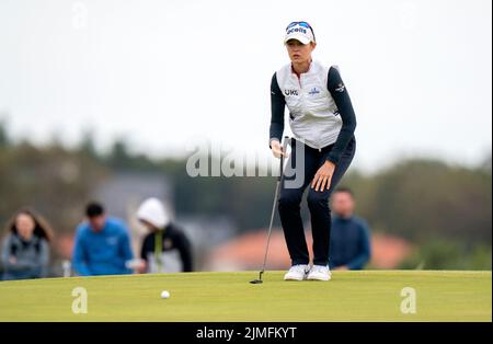Nelly Korda aus den USA auf dem Green 5. am dritten Tag der AIG Women's Open im Muirfield in Gullane, Schottland. Bilddatum: Samstag, 6. August 2022. Stockfoto