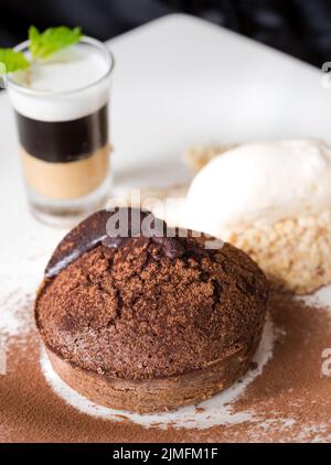 Geschmolzene Schokolade Kuchen mit Erdnussbutter Shooter. Stockfoto