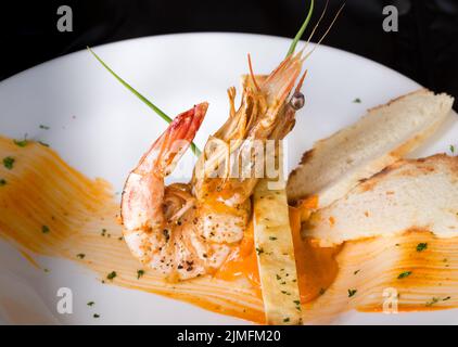 Tiger Garnelen mit pikanter Sauce mit schöner Dekoration. Stockfoto