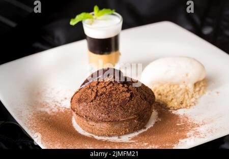 Geschmolzene Schokolade Kuchen mit Erdnussbutter Shooter. Stockfoto
