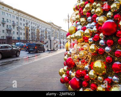 Neujahrs-Installationen von bunten Kugeln auf einer Straße in Moskau. Stockfoto