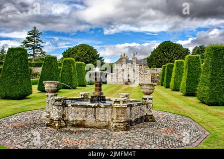 PITMEDDEN GARDEN ABERDEENSHIRE SCHOTTLAND IM SOMMER DIE BRUNNENTREPPE UND DAS HAUS Stockfoto