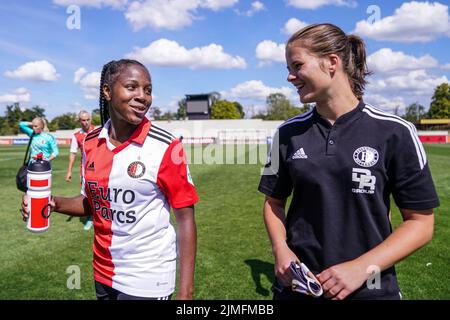 Rotterdam - Celainy Obispo von Feyenoord Vrouwen 1, Isa Kagenaar von Feyenoord Vrouwen 1 während des Spiels zwischen Friendly: Feyenoord Vrouwen 1 gegen Club Brugge V1 in Nieuw Varkenoord am 6. August 2022 in Rotterdam, Niederlande. (Box-to-Box-Bilder/Yannick Verhoeven) Stockfoto