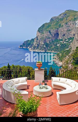 Blick von einer Luxusvilla an der steilen Küste der Insel Capri, Golf von Neapel, Kampanien, Italien, Europa Stockfoto
