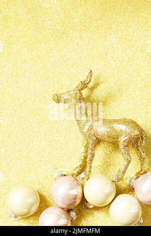 Weihnachtszauber. Weihnachts-Hirsch-Gold-Farbpalette mit Dekor auf goldenem Hintergrund für Ihre Grußkarte. Draufsicht flach liegend. Speicherplatz kopieren. Stockfoto