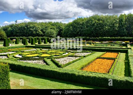 PITMEDDEN GARDEN ABERDEENSHIRE SCOTLAND IM SOMMER BLICK ÜBER DIE PARTERRES UND KRAUTIGEN GRENZEN DES UNTEREN GARTENS Stockfoto