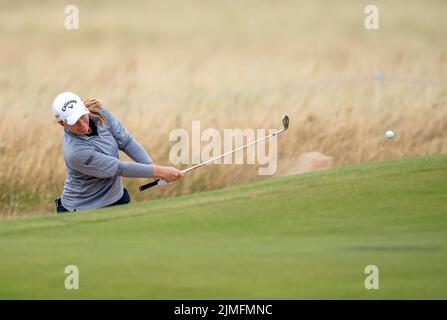 Gemma Dryburgh in Schottland auf dem 5.-Loch am dritten Tag der AIG Women's Open in Muirfield in Gullane, Schottland. Bilddatum: Samstag, 6. August 2022. Stockfoto