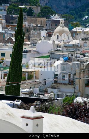 Blick auf Capri, weiße Dächer und die Kuppel der Santo Stefano Kirche, Capri, Capri Insel, Golf von Neapel, Kampanien, Italien, Europa Stockfoto