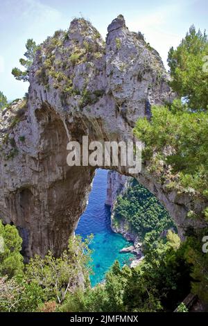 Blick auf das Felstor Arco Naturale an der Steilküste der Insel Capri, Golf von Neapel, Kampanien, Italien, Europa Stockfoto