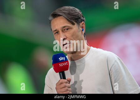 Wolfsburg, Deutschland. 06. August 2022. Fußball, Bundesliga, VfL Wolfsburg - SV Werder Bremen, Matchday 1, Volkswagen Arena. Vor dem Spiel gibt der Wolfsburger Trainer Niko Kovac ein Interview. Quelle: Swen Pförtner/dpa - WICHTIGER HINWEIS: Gemäß den Anforderungen der DFL Deutsche Fußball Liga und des DFB Deutscher Fußball-Bund ist es untersagt, im Stadion und/oder vom Spiel aufgenommene Fotos in Form von Sequenzbildern und/oder videoähnlichen Fotoserien zu verwenden oder zu verwenden./dpa/Alamy Live News Stockfoto