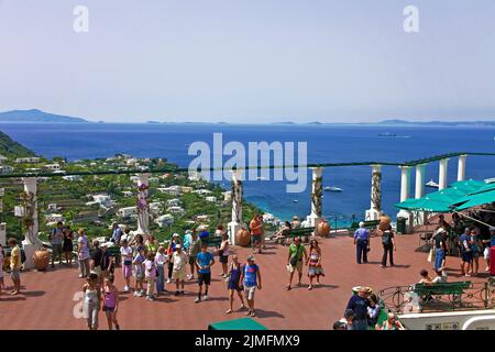 Touristen auf der Aussichtsterrasse schließen Piazza Umberto I, Capri Stadt, Capri Insel, Golf von Neapel, Kampanien, Italien, Europa Stockfoto