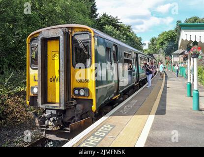 Der Great Western-Zug hielt für Passagiere am Bahnhof Bere Ferrers auf der malerischen Tamar Valley-Nebenstrecke. Eine britische Klasse 150, Sprinter Stockfoto