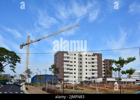 Kran, große gelbe Ausrüstung im Tiefbau verwendet, Brasilien, Südamerika, Panoramafoto Stockfoto