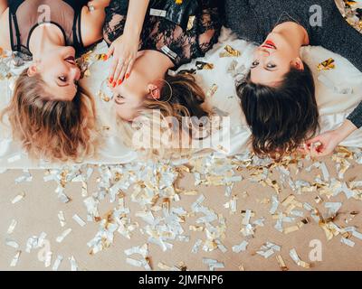 Henkelparty Frauen plaudern Klatsch Konfetti Stockfoto