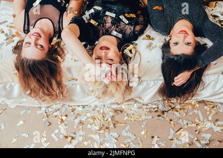 Party Frauen Ruhe Entspannung Relief Bett Konfetti Stockfoto