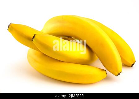 Reife Bananen isoliert auf weißem Hintergrund. Ein Haufen Früchte liegt auf Weiß. Stockfoto