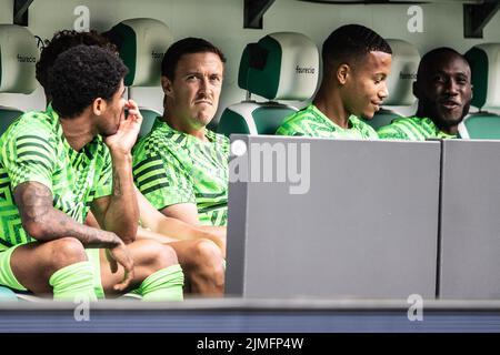 Wolfsburg, Deutschland. 06. August 2022. Fußball, Bundesliga, VfL Wolfsburg - SV Werder Bremen, Matchday 1, Volkswagen Arena. Auf der Bank steht Max Kruse (Mitte) von Wolfsburg. Quelle: Swen Pförtner/dpa - WICHTIGER HINWEIS: Gemäß den Anforderungen der DFL Deutsche Fußball Liga und des DFB Deutscher Fußball-Bund ist es untersagt, im Stadion und/oder vom Spiel aufgenommene Fotos in Form von Sequenzbildern und/oder videoähnlichen Fotoserien zu verwenden oder zu verwenden./dpa/Alamy Live News Stockfoto