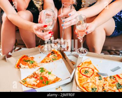 Mädchen Geburtstagsfeier Feier Pizza Champagner Stockfoto