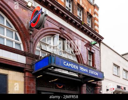 Eingang der U-Bahnstation Camden Town an der Bakerloo-Linie in London, England, Großbritannien Stockfoto