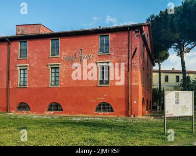 Außenansicht von MAGMA - Museum der Gusseisenkunst in Follonica, im Bereich der ehemaligen Gießereien von Ilva, Toskana, Italien Stockfoto