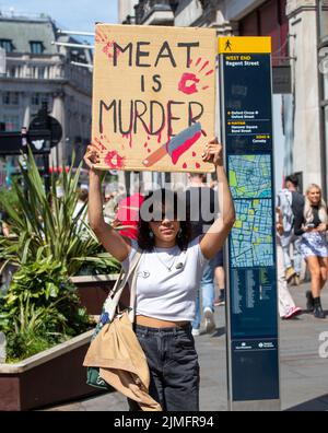 London, England, Großbritannien. 6. August 2022. Tierrechtler werden dabei gesehen, wie sie durch das Zentrum Londons marschieren. (Bild: © Tayfun Salci/ZUMA Press Wire) Bild: ZUMA Press, Inc./Alamy Live News Stockfoto