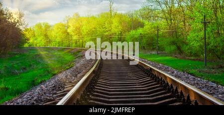 Morgenlandschaft auf den Bahngleisen. Stockfoto