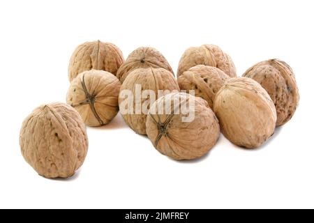 Walnüsse isoliert auf weißem Hintergrund. Ganze Nüsse. Stockfoto