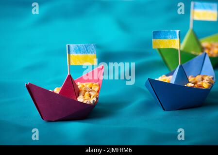 Schiffe mit ukrainischem Maiskorn aus Papier Konzept Stockfoto