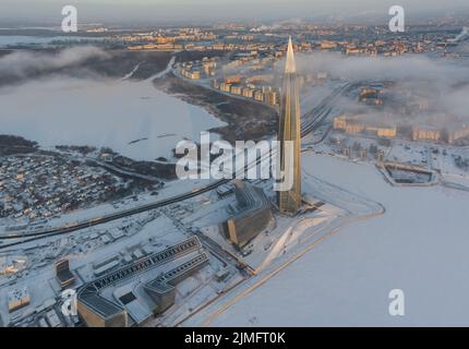 Russland, St. Petersburg, 08. Januar 2022: Lakhta Zentrum Wolkenkratzer in einem Winter frostigen Abend bei Sonnenuntergang, das zukünftige Hauptgebäude Stockfoto