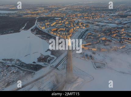 Russland, St. Petersburg, 08. Januar 2022: Lakhta Zentrum Wolkenkratzer in einem Winter frostigen Abend bei Sonnenuntergang, das zukünftige Hauptgebäude Stockfoto