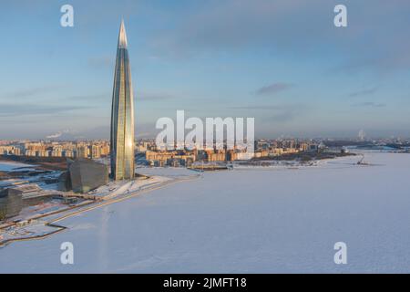 Russland, St. Petersburg, 08. Januar 2022: Lakhta Zentrum Wolkenkratzer in einem Winter frostigen Abend bei Sonnenuntergang, das zukünftige Hauptgebäude Stockfoto