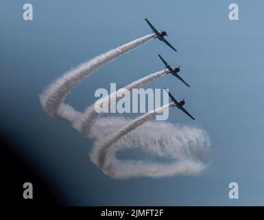 Drei der Skypers-Akrobatik-Flugzeugteams, die auf der Jones Beach Air Show auftauchten und eine lange Rauchspur hinterlassen. Stockfoto