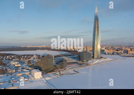 Russland, St. Petersburg, 08. Januar 2022: Lakhta Zentrum Wolkenkratzer in einem Winter frostigen Abend bei Sonnenuntergang, das zukünftige Hauptgebäude Stockfoto