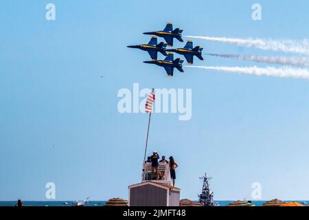 Wantagh, New York, USA - 29. Mai 2022: Vier Blue Angels der US Navy fliegen in Formation über einem Rettungsschwimmer am Strand während einer Airshow von Long Stockfoto