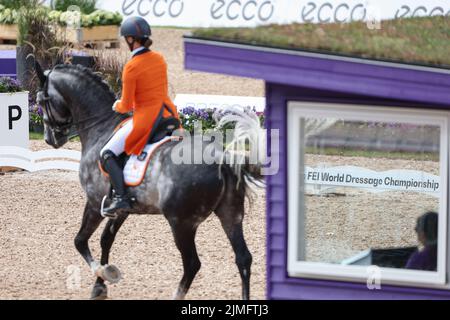 06. August 2022, Dänemark, Herning: Reitsport: Weltmeisterschaft, Dressur, Grand Prix. Dressurreiter Thamar Zweistra (Niederlande) reitet auf Hexagon's Ich Weiss. Foto: Friso Gentsch/dpa Stockfoto