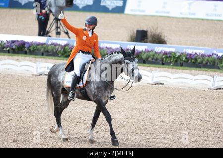 06. August 2022, Dänemark, Herning: Reitsport: Weltmeisterschaft, Dressur, Grand Prix. Dressurreiter Thamar Zweistra (Niederlande) reitet auf Hexagon's Ich Weiss. Foto: Friso Gentsch/dpa Stockfoto